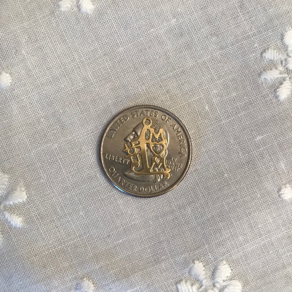 Very thin gold pendant saying #1 mom - Picture 4 of 4